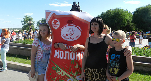 Фото Татьяны Фото Татьяны Ффото на память с пакетом молока.Фото Татьяны Филимоновой для "Кавказского узла" Фото Татьяны Фото Татьяны Ффото на память с пакетом молока.Фото Татьяны Филимоновой для "Кавказского узла"