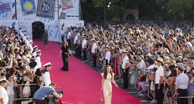 На открытии XXVI фестиваля "Кинотавр", Сочи 7 июня 2015 год. Фото: Светланы Вдовиной, http://kuban24.tv/item/konets-prekrasnoy-epohi-otkryil-26-y-kinotavr-122550