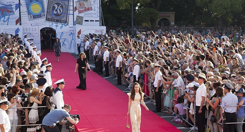 На открытии XXVI фестиваля "Кинотавр", Сочи 7 июня 2015 год. Фото: Светланы Вдовиной, http://kuban24.tv/item/konets-prekrasnoy-epohi-otkryil-26-y-kinotavr-122550