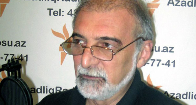 Глава Центра политический и экономических исследований FAR Centre, политолог Хикмет Гаджизаде. Фото: RFE/RL http://www.radioazadlyg.org/