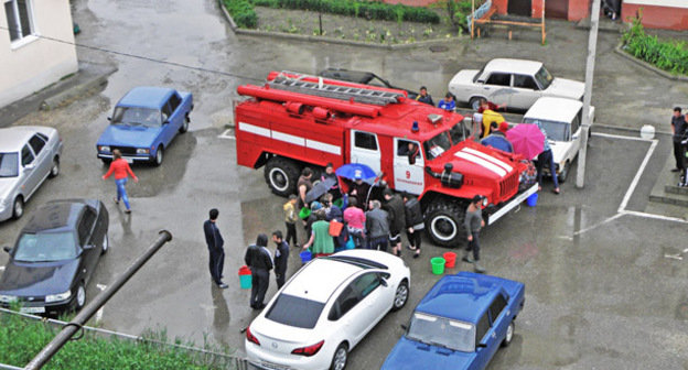 Жители Зольского района КБР, пострадавшего от дождей и града. Июнь 2015 г. Фото Арсена Мидова http://www.zolka.ru/chs-v-zolskom-rajone/