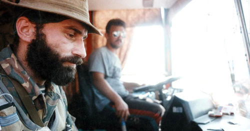 Организатор теракта в Буденновске Шамиль Басаев (слева) во время переговоров, 19 июня 1995 год. Фото: Natalia Medvedeva https://ru.wikipedia.org