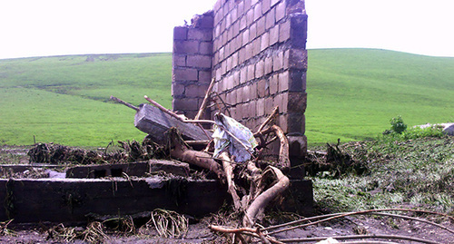 Стена разрушенного дома в Шордаково, 9 июня 2015 год. Фото Людмилы Маратовой для "Кавказского узла"