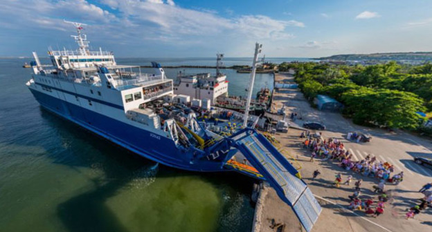 Паром на Керченской переправе. Фото: http://15minut.org/article/kerchenskaya-pereprava-vozobnovila-rabotu-5-2015-04-08-18-13-23