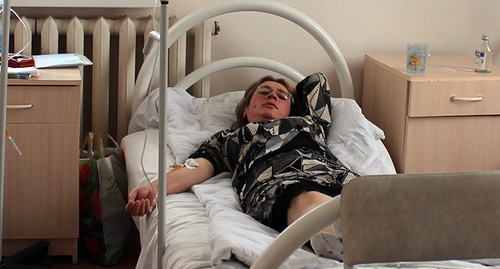 Женщина в Центральной районной больнице Алагира после отравления. Фото Эммы Марзоевой для "Кавказского узла"