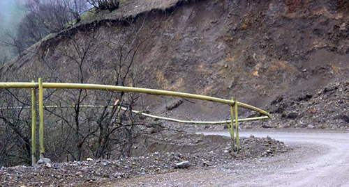 Газовая труба  в горах Чечни. Фото Ахмеда Альдебирова для "Кавказского узла"