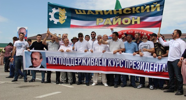 Сотрудники администрации Шалинского района приехали на мероприятие в Грозный. Фото Ахмеда Альдебирова для "Кавказского узла"