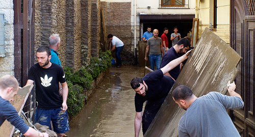 Волонтеры ведут работы по ликвидации последствий наводнения. Тбилиси, 14 июня 2015 г. Фото Беслана Кмузова для "Кавказского узла"