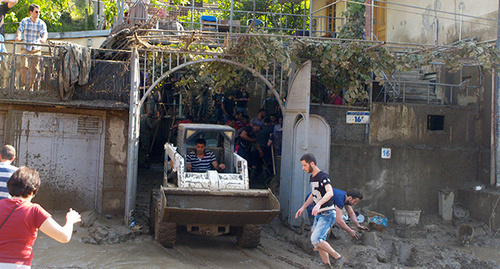 Спецтехника вывозит грязь из частных домов. Тбилиси, 14 июня 2015 г. Фото Беслана Кмузова для "Кавказского узла"