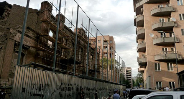 Улица Терьяна - разрушенное здание и новостройки. Ереван. Фото Армине Мартиросян для "Кавказского узла"