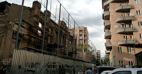 Улица Терьяна - разрушенное здание и новостройки. Ереван. Фото Армине Мартиросян для "Кавказского узла"