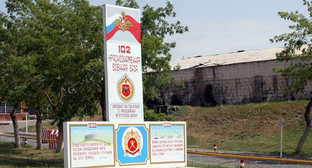 Стела при входе в 102-ю российскую базу в Гюмри. Фото: https://ru.wikipedia.org/wiki/102-%FF_%F0%EE%F1%F1%E8%E9%F1%EA%E0%FF_%E2%EE%E5%ED%ED%E0%FF_%E1%E0%E7%E0#/media/File:Russian_102nd_Military_Base_Entrance.jpg