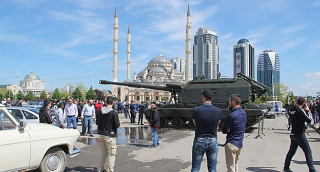 Молодые люди в центре Грозного. май 2015. Фото Ахмеда Альдебирова для "Кавказского узла" 