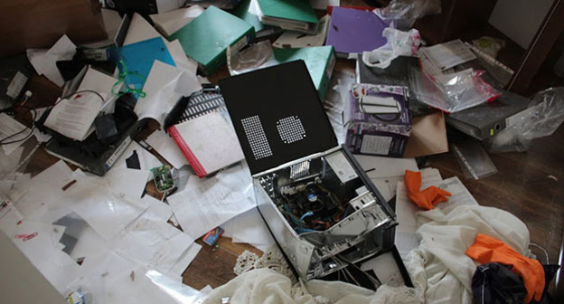 Разбитый компьютер лежит на груде документов