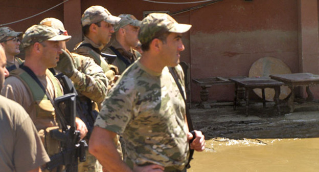 Сотрудники спецназа в поисках тигра, сбежавшего во время наводнения. Тбилиси, 17 июня 2015 г. Фото Беслана Кмузова для "Кавказского узла"