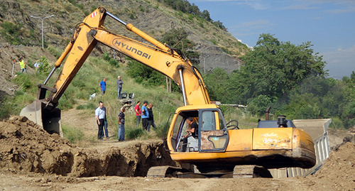 Строительная техника на берегу реки Вере. Тбилиси, 17 июня 2015 г. Фото Инны Кукуджановой для "Кавказского узла"