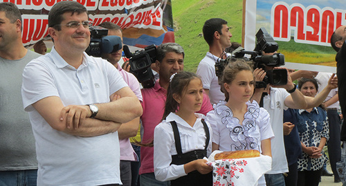 Автоколонну на северной границе Армении и Нагорного Карабаха 20 июня встречали члены карабахского правительства во главе с премьер-министром Араиком Арутюняном, более 20 представителей молодежного крыла парламентской партии "Свободная Родина" и жител... Автоколонну на северной границе Армении и Нагорного Карабаха 20 июня встречали члены карабахского правительства во главе с премьер-министром Араиком Арутюняном, более 20 представителей молодежного крыла парламентской партии "Свободная Родина" и жители Шаумянского района. Нагорный Карабах. 20 июня 2015 год. Фото Алвард Григорян для "Кавказского узла"