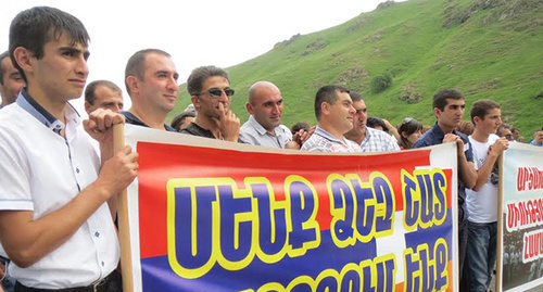 Автоколонну на северной границе Армении и Нагорного Карабаха 20 июня встречали члены карабахского правительства во главе с премьер-министром Араиком Арутюняном, более 20 представителей молодежного крыла парламентской партии "Свободная Родина" и жител... Автоколонну на северной границе Армении и Нагорного Карабаха 20 июня встречали члены карабахского правительства во главе с премьер-министром Араиком Арутюняном, более 20 представителей молодежного крыла парламентской партии "Свободная Родина" и жители Шаумянского района. Нагорный Карабах. 20 июня 2015 год. Фото Алвард Григорян для "Кавказского узла"