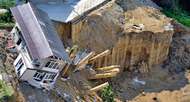 Дом семьи Верниченко сполз в котлован строящегося рядом с ним жилого комплекса "Курортный". Сочи, 21 июня 2015 г. Фото Светланы Кравченко для "Кавказского узла"