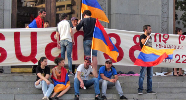 Участники акции протеста против подорожания электроэнергии в Армении. Ереван, 20 июня 2015 г. Фото Тиграна Петросяна для "Кавказского узла"