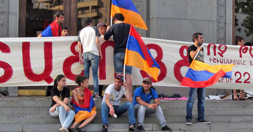Участники акции протеста против подорожания электроэнергии в Армении. Ереван, 20 июня 2015 г. Фото Тиграна Петросяна для "Кавказского узла"