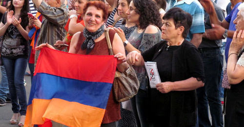 Участники акции протеста против подорожания электроэнергии в Армении. Ереван, 20 июня 2015 г. Фото Тиграна Петросяна для "Кавказского узла"