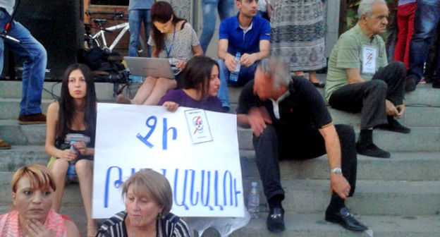 Участники протестной акции против повышения тарифов на электроэнергию. Ереван, 21 июня 2015 г. Фото Армине Мартиросян для "Кавказского узла"