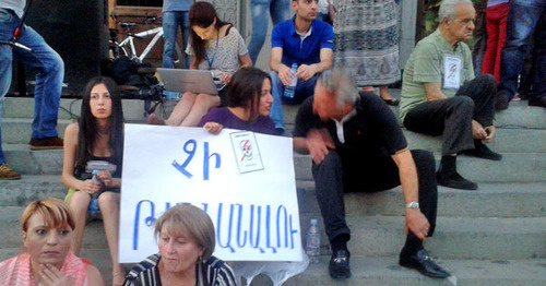 Участники протестной акции против повышения тарифов на электроэнергию. Ереван, 21 июня 2015 г. Фото Армине Мартиросян для "Кавказского узла"