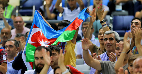 Болельщики с азербайджанским флагом на Европейских играх. Баку, 22 июня 2015 г. Фото Азиза Каримова для "Кавказского узла"