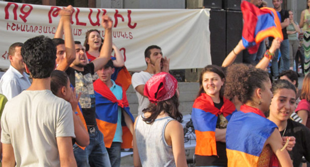 Участники акции протеста против повышения тарифов на электроэнергию. Ереван, 20 июня 2015 г. Фото Тиграна Петросяна для "Кавказского узла"