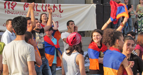 Участники акции протеста против повышения тарифов на электроэнергию. Ереван, 20 июня 2015 г. Фото Тиграна Петросяна для "Кавказского узла"