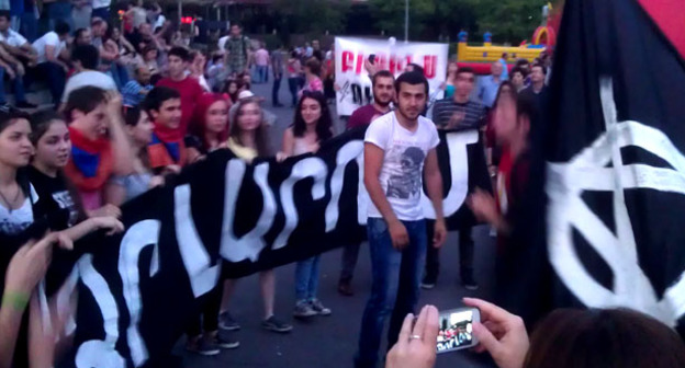 Акция протеста против повышения электроэнергии. Ереван, июнь 2015 г. Фото Армине Мартиросян для "Кавказского узла"