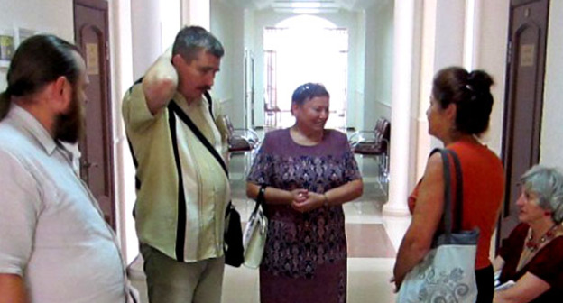 Валерий Бринихин (второй слева) с группой поддержки в коридоре суда. 22 июня 2015 г. Фото Александра Петина