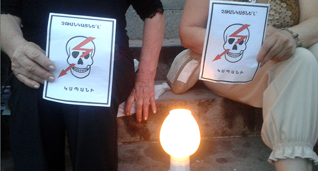 Сидячая забастовка в Ереване, 20 июня 2015 год. Фото Армине Мартиросян для "Кавказского узла" 