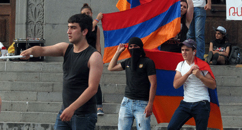 Протестующие против повышения цен на электроэнергию в Ереване, 20 июня 2015 год. Фото Тиграна Петросяна для "Кавказского узла"
