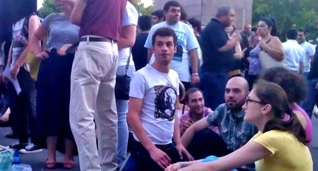 Участники акции против повышения тарифов на электричество. Ереван, 20 июня 2015 г. Фото Армине Мартиросян для "Кавказского узла"