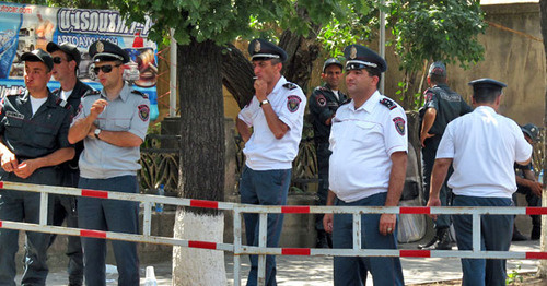Сотрудники полиции во время акции протеста против подорожания электроэнергии. Ереван, 24 июня 2015 г. Фото Тиграна Петросяна для "Кавказского узла"