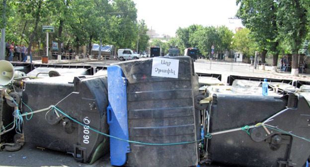 Баррикады из контейнеров в центре Еревана. 24 июня 2015 г. Фото Тиграна Петросяна для "Кавказского узла"