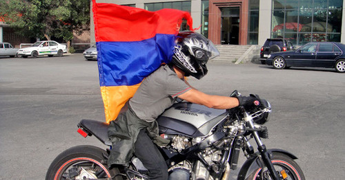 Участник автопробега по улицам Еревана против подорожания тарифов на электроэнергию. Ереван, 24 июня 2015 г. Фото Инессы Саргсян для "Кавказского узла"