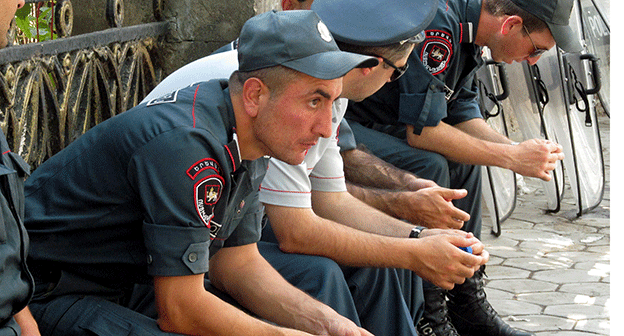 Сотрудники полиции во время акции протеста в Ереване, 24 июня 2015 год. Фото Тиграна Петросяна для "Кавказского узла"