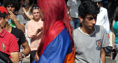Девушка с флагом Армении на плечах, протестная акция против подорожания электричества, Ереван, 24 июня 2015 год. Фото Тиграна Петросяна для "Кавказского узла"