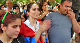 Участники акции протеста против подорожания электроэнергии. Ереван, 24 июня 2015 г. Фото Тиграна Петросяна для "Кавказского узла"
