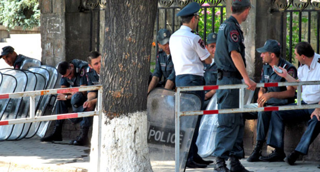 Сотрудники полиции наблюдают за протестующими против повышения тарифов на электроэнергию. Ереван, 24 июня 2015 г. Фото Тиграна Петросяна для "Кавказского узла"