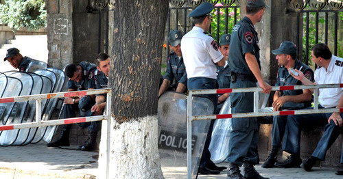 Сотрудники полиции наблюдают за протестующими против повышения тарифов на электроэнергию. Ереван, 24 июня 2015 г. Фото Тиграна Петросяна для "Кавказского узла"