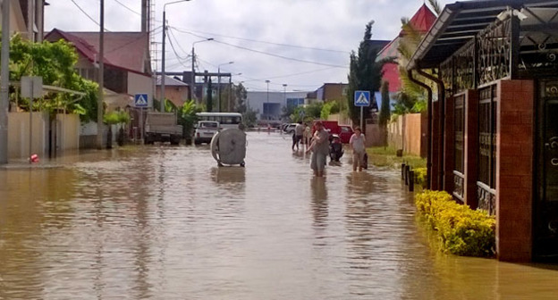 Залитая водой улица в поселке Мирный. Сочи, 26 июня 2015 г. Фото Анны Грицевич для "Кавказского узла"