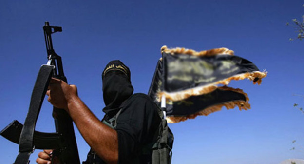 Боевик "Исламского государства", признанной террористической организацией. Фото: Федеральная-лезгинская национально-культурная автономия http://flnka.ru/digest-analytics/8564-eksperty-boeviki-severnogo-kavkaza-vryad-li-pozaimstvuyut-taktiku-ig.html
