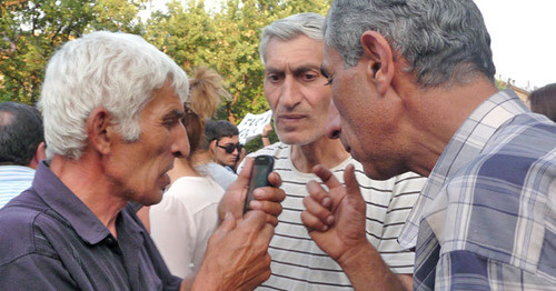 Участники акции протеста против повышения электроэнергии. Ереван, 27 июня 2015 г. Фото Армине Мартиросян для "Кавказского узла"