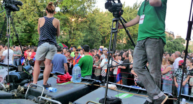 Участники акции протеста возле баррикад, сооруженных из мусорных баков. Ереван, 27 июня 2015 г. Фото Армине Мартиросян для "Кавказского узла"