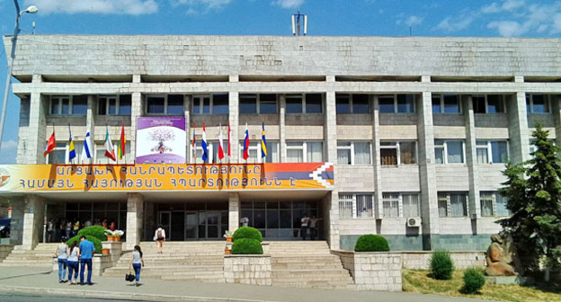 Официальное открытие четвертого международного фестиваля исполнителей классической музыки "Тнджре"  прошло в Степанакерте во Дворце молодежи.  Нагорный Карабах. 28 июня 2015 г. Фото Алвард Григорян для "Кавказского узла"