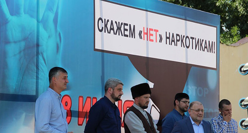 НА сцене во время проведения акции "Против лирики" в Грозном. Фото Ахмеда Альдебирова для "Кавказского узла"